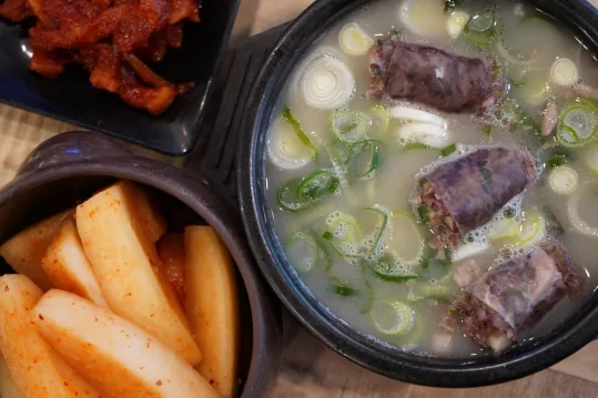 위에서 본 순대국밥 — 깍두기와 붉은 양념 무침