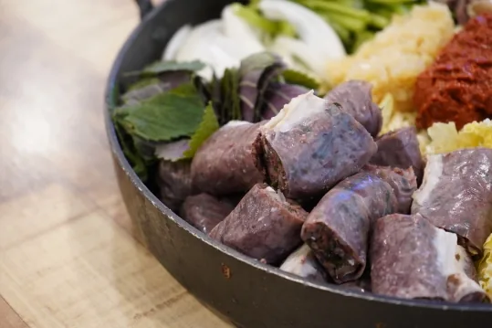 전골 냄비 속 순대 근접