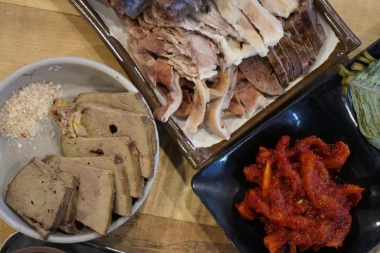 간·수육 접시와 붉은 양념 무침, 소금