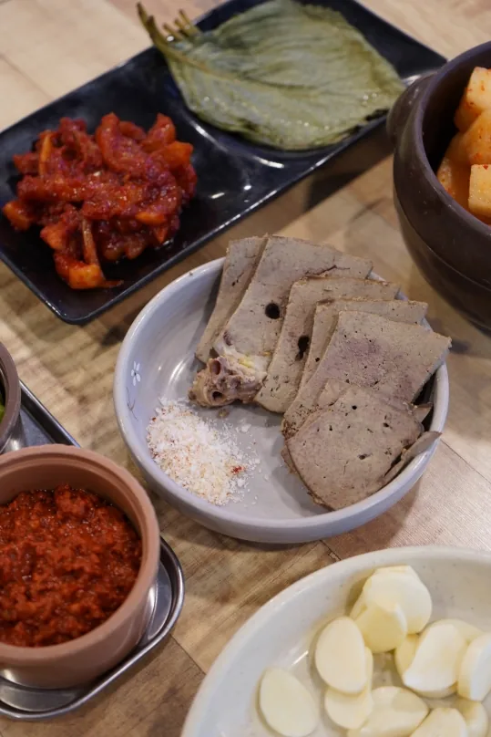 곁들이 — 깻잎, 붉은 양념 무침, 간과 소금, 마늘, 다대기, 깍두기